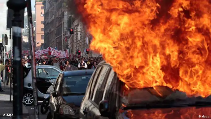A car is set on fire as protesters clash with police in Rome, Saturday, Oct. 15, 2011. Protesters in Rome smashed shop windows and torched cars as violence broke out during a demonstration in the Italian capital, part of worldwide protests against corporate greed and austerity measures. The Occupy Wall Street protests, that began in Canada and spread to cities across the U.S., moved Saturday to Asia and Europe, linking up with anti-austerity demonstrations that have raged across the debt-ridden continent for months. (Foto:Gregorio Borgia/AP/dapd)