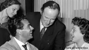 Axel von Ambesser (mi.) mit den Darstellern Nicole Heesters (rr) und Adrian Hoven (li) bei einer Pressekonferenz am 26.08.1955 in Frankfurt am Main
