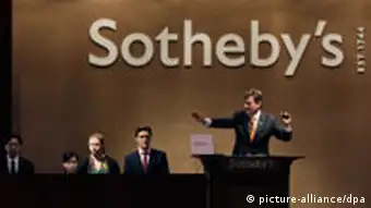 epa02673755 A general view of a Sotheby's auction as a Qing Dynasty vase entitled 'Falangcai Vase With Golden Pheasants and a Poetic Colophon' (AD 1736-95) goes under the hammer in Hong Kong, China 07 April 2011. Sotheby's withdrew the item, highlight of the Meiyintang Collection, from auction after it fetched less than the expected 180 million Hong Kong dollars or 91 million US dollars. EPA/YM YIK +++(c) dpa - Bildfunk+++