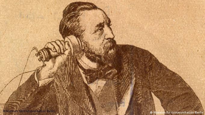 En 1877, Heinrich Stephan probó el primer modelo de teléfono diseñado por Alexander Graham Bell.
