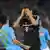 Mario Gomez schlägt sich die Hände vor das Gesicht, nachdem er einen Elfmeter verschossen hat. (Foto: Andreas Gebert dpa/lby)