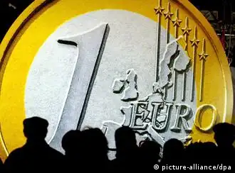 ARCHIV - Eine riesige Euro-Münze überragt die Menschen in der Innenstadt von Frankfurt, als die ersten Euro-Starterkits mit einem Sortiment von Euro-Münzen ausgegeben werden (Archivfoto vom 17.12.2001). Über 80 Prozent der Deutschen sind mit der schwarz- gelben Regierung in der Eurokrise unzufrieden. Das ergab eine Umfrage des Meinungsforschungsinstituts YouGov im Auftrag der Nachrichtenagentur dpa. Demnach beurteilen 82 Prozent das Krisenmanagement der Regierung von Kanzlerin Angela Merkel (CDU) mit «eher schlecht». Nur 18 Prozent halten es für «eher gut». Foto: Boris Roessler +++(c) dpa - Bildfunk+++ pixel