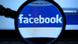Коллаж, символизирующий проблему защиты информации в интернете - логотип Facebook под увеличительным стеклом Коллаж, символизирующий проблему защиты информации в интернете - логотип Facebook под увеличительным стеклом