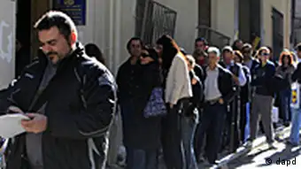 Griechenland Finanzkrise Schlange von Arbeitslosen in Athen