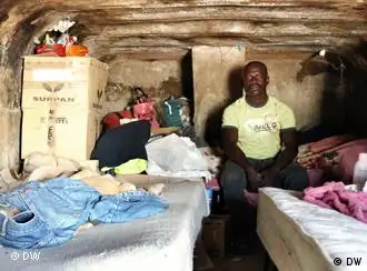 Isaak, afrikanischer Migrant aus Ghana, in San Isidro, Nijar, Almería Viele afrikanische Migranten leben in menschenunwürdigen Behausungen in der Region um die südspanische Stadt Almería. Fotos: Steffen Leidel