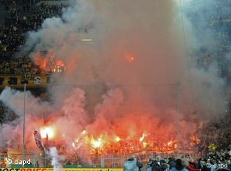 Dynamo Dresden Faces Ban For Fan Misbehavior Sports German Football And Major International Sports News Dw 02 11 2011