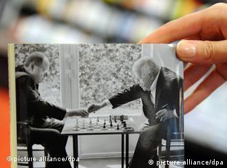 Coverbild des Buches Zug um Zug: Peer Steinbrück und Helmut Schmidt spielen Schach an einem falsch aufgestellten Brett (Foto: pa-dpa)
