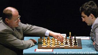 Peer Steinbrück (l), spielt am Samstag (05.03.2005) in Bonn gegen Schach-Weltmeister Wladimir Kramnik (Foto: pa-dpa)