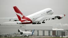Hamburg/ ARCHIV: Ein Airbus A380 der australischen Fluglinie 'Quantas' startet vom Flughafen des Airbus Werks in Hamburg-Finkenwerder (Foto vom 18.11.10). Die australische Fluggesellschaft Qantas koennte am Montagnachmittag (31.10.11) ihren Betrieb eingeschraenkt wieder aufnehmen. Voraussetzung dafuer sei gruenes Licht von den Aufsichtsbehoerden, sagte der CEO am Sonntag (30.10.11). Ein Schiedsgericht hatte den Flugstopp am Sonntag aufgehoben. (zu dapd-Text) Foto: Axel Heimken/dapd