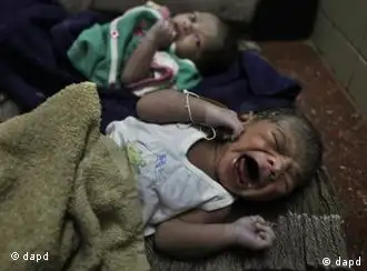 Newly born babies lie at a government hospital in Hyderabad, India, Monday, Oct. 31, 2011. According to the U.N. Population Fund, there will be a symbolic seven billionth baby sharing Earth's land and resources on Oct. 31. Already the second most populous country with 1.2 billion people, India is expected to overtake China around 2030 when its population soars to an estimated 1.6 billion. (Foto:Mahesh Kumar A./AP/dapd)