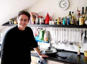 芬格先生在他家的厨房里，让人很 难与他市长的身份联系起来
