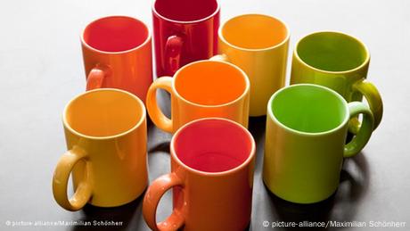 Kaffeepötte in warmen Farben