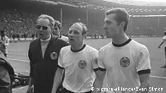 Finale der Fußballweltmeisterschaft 1966 im Londoner Wembleystadion - Uwe Seeler und Franz Beckenbauer (30.7.66)
