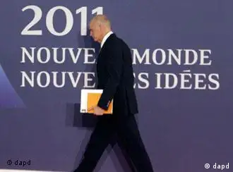 Greek Prime Minister George Papandreou arrives for a G20 summit in Cannes, France on Wednesday, Nov. 2, 2011. Greek Prime Minister Papandreu fue sometido a fuertes presiones, al margen de la cumbre del G20.
