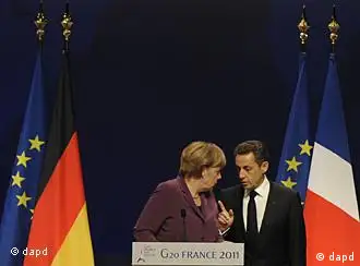 Bundeskanzlerin Angela Merkel (CDU) und Frankreichs Staatspraesident Nicolas Sarkozy geben am Mittwoch (02.11.11) in Cannes in Frankreich nach einem Treffen im Vorfeld des G-20-Gipfels 2011 eine Pressekonferenz. Deutschland und Frankreich haben die Auszahlung der sechsten Tranche an Griechenland an Bedingungen geknuepft. Die Griechen muessten die Beschluesse des 27. Oktober erfuellen und das geplante Referendum muesse positiv fuer den Euro ausgehen, sagte Merkel am Mittwochabend in Cannes nach einem Treffen mit dem franzoesischen Staatspraesidenten Nicolas Sarkozy und dem griechischen Ministerpraesidenten Papandreou. (zu dapd-Text) Foto: Berthold Stadler/dapd