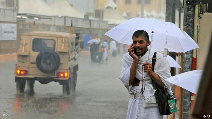 Pilger mit Handy in Mekka Saudi-Arabien Flash-Galerie (AP)