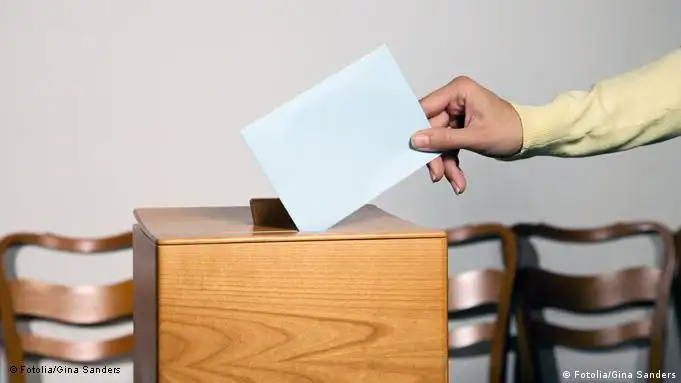 Wahl mit Stimmzettel und Wahlurne Flash-Galerie