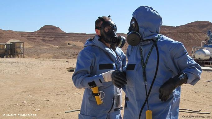 Dy inspektorë te Organizatës për Ndalimin e Armëve Kimike (OPCW) duke kontrolluar Dy inspektorë te Organizatës për Ndalimin e Armëve Kimike (OPCW) duke kontrolluar