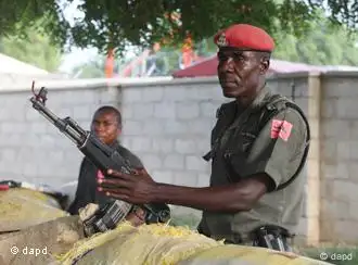 In this Wednesday, Sept. 28, 2011 photo, police officers armed with AK-47 rifles stand guard at sandbagged bunkers along a major road in Maiduguri, Nigeria. The radical sect Boko Haram, which in August 2011 bombed the United Nations headquarters in Nigeria, is the gravest security threat to Africa's most populous nation and is gaining prominence. A security agency crackdown, which human rights activists say has left innocent civilians dead, could be winning the insurgency even more supporters. (Foto:Sunday Alamba/AP/dapd)