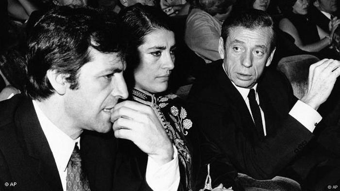 Irene Papas junto a Yves Montand, hablando con el director Costa-Gavras.