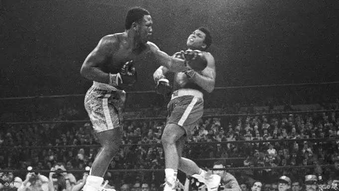 Joe Frazier trifft Muhammad Ali mit seiner Linken in der 15. Runde des WM- Schwergewichtkampfes im New Yorker Madison Square Garden am 8. März 1971 (Foto: AP)