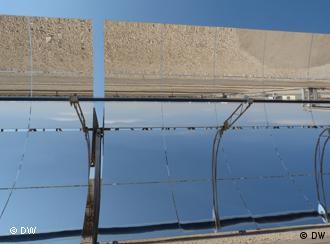 Solarspiegel im Hybrid Kraftwerk in Kuraymat, Ägypten (Solarthermie und Gas), Foto: Insa Wrede (DW-World.de)
