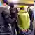 Polizeibeamte durchsuchen eine Person an der U-Bahn(Foto: dpa)