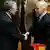 Giorgos Papandreou (r.) schüttelt seinem Nachfolger Lucas Papademos die Hand (Foto: dapd)