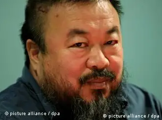 ARCHIV - Der Künstler Ai Weiwei, aufgenommen am 09.10.2009 in München. Tausende Chinesen geben dem regimekritischen chinesischen Künstler Ai Weiwei spontan Geld, damit er seine Millionenstrafe an das Steueramt zahlen kann. Bis Montagmittag (07.11.2011) haben ihm schon mehr als 20 000 Chinesen mehr als fünf Millionen Yuan, umgerechnet 570 000 Euro, zukommen lassen. Das berichtete der Künstler der Nachrichtenagentur dpa. Foto: Tobias Hase (zu dpa 0142 vom 07.11.2011) +++(c) dpa - Bildfunk+++