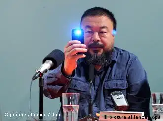 ARCHIV - Der Künstler Ai Weiwei fotografiert am 09.10.2009 in München (Oberbayern) im Haus der Kunst bei einer Pressekonferenz die Journalisten. Der chinesische Künstler Ai Weiwei hat noch keinen Einspruch gegen seine Millionenstrafe einlegen können. Der Regimekritiker scheiterte am Montag (14.11.2011) auch mit dem Versuch, mehr als die Hälfte als Garantie für seinen Steuerbescheid einzuzahlen. Foto: Tobias Hase dpa +++(c) dpa - Bildfunk+++
