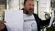 Chinese dissident artist Ai Weiwei shows his tax guarantee slips as he leaves the the Beijing Local Taxation Bureau, China, Wednesday, Nov. 16, 2011. Ai went to the local tax bureau to fill in paperwork for a $1.3 million guarantee, and told reporters he feels like he was paying a ransom. (Foto:Andy Wong/AP/dapd) Chinese dissident artist Ai Weiwei shows his tax guarantee slips as he leaves the the Beijing Local Taxation Bureau, China, Wednesday, Nov. 16, 2011. Ai went to the local tax bureau to fill in paperwork for a $1.3 million guarantee, and told reporters he feels like he was paying a ransom. (Foto:Andy Wong/AP/dapd)