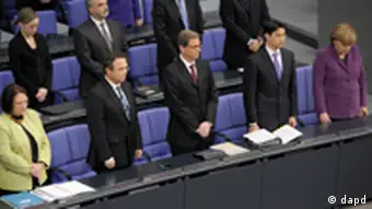 Berlin/ Bundeskanzlerin Angela Merkel (CDU, v.r.), Bundeswirtschaftsminister Philipp Roesler (FDP), Aussenminister Guido Westerwelle (FDP), Bundesinnenminister Hans-Peter Friedrich (CSU) und Bundesjustizministerin Sabine Leutheusser-Schnarrenberger (FDP) sowie Bundesfamilienministerin Kristina Schroeder (CDU, hinten l.) stehen am Dienstag (22.11.11) im Bundestag in Berlin waehrend der Rede von Bundestagspraesident Norbert Lammert (CDU), der sich bei den Angehoerigen der Opfer der rechtsextremistischen Mordserie entschuldigte, an ihren Plaetzen. Wir sind beschaemt, dass die Sicherheitsbehoerden von Bund und Laendern die ueber Jahre hinweg veruebten Verbrechen weder aufdecken noch verhindern konnten, sagte Lammert am Dienstag zu Beginn der Debatte des Bundestages ueber den Rechtsextremismus. (zu dapd-Text) Foto: Michael Gottschalk/dapd
