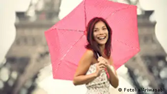 Frau mit Regenschirm in Paris