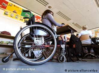 Дитина у інвалідному візку у класі
