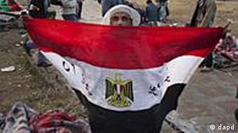 Manifestante mostra bandeira do Egito na praça Tahrir (Cairo), epicentro dos protestos que resultaram na saída do ex-presidente Hosni Mubarak