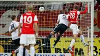 Mainz's Niko Bungerts, right, scores his side's third goal during the German first division Bundesliga soccer match between FSV Mainz 05 and Bayern Munich in Mainz, Germany, Sunday, Nov. 27, 2011. (Foto:Michael Probst/AP/dapd) NO MOBILE USE UNTIL 2 HOURS AFTER THE MATCH, WEBSITE USERS ARE OBLIGED TO COMPLY WITH DFL-RESTRICTIONS, SEE INSTRUCTIONS FOR DETAILS
