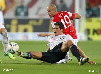 Mainz's Elkin Soto, right, and Munich's Mario Gomez challenge for the ball during the German first division Bundesliga soccer match between FSV Mainz 05 and Bayern Munich in Mainz, Germany, Sunday, Nov. 27, 2011. (Foto:Michael Probst/AP/dapd) ** NO MOBILE USE UNTIL 2 HOURS AFTER THE MATCH, WEBSITE USERS ARE OBLIGED TO COMPLY WITH DFL-RESTRICTIONS, SEE INSTRUCTIONS FOR DETAILS **