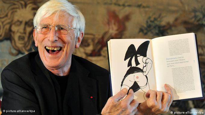 Tomi Ungerer bei einer Pressekonferenz im Jahr 2011 in Straßburg mit einem seiner Bücher (Foto: picture-alliance/dpa)
