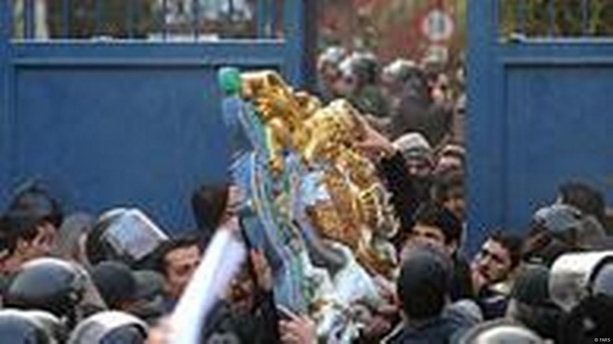 حمله به سفارت، با کدام انگیزه و کدام نتیجه؟ – DW – ۱۳۹۰/۹/۹