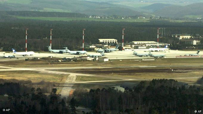Almanya'nın güneybatısındaki Ramstein'da bulunan ABD Hava Üssü'nden genel bir görünüm.