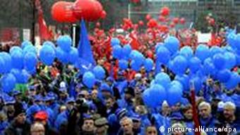 Demonstration gegen das Sparprogramm der künftigen Regierung (Foto: dpa)
