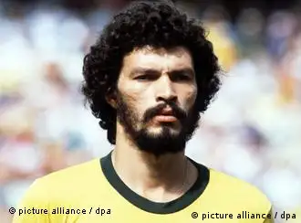 Der brasilianische Fußball-Star Socrates Brasileiro Sampaio de Sousa Vieira de Oliveira während der Fußball-Weltmeisterschaft 1982 in Spanien (Foto: EPA/ROGER PARKER/dpa)
