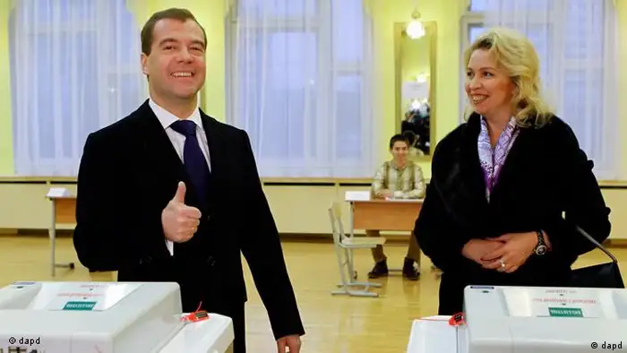 Russland Wahlen Medwedew Urnen (dapd)