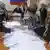 Tisch mit Stimmzetteln in einem Wahlbüro (Foto: AP)