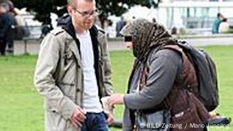 Die alte Frau bettelt am Rheinufer (Foto: E.T., Bild Köln)