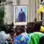 Titel: DW Schlindwein Kabila Fans feiern Schlagworte:Kinshasa, Flagge, Kabila, Wahlsiegh Wer hat das Bild gemacht/Fotograf?: Simone Schlindwein Wann wurde das Bild gemacht?: 9.12.2011 Wo wurde das Bild aufgenommen?: Kinshasa, Dr Kongo Bildbeschreibung: Bei welcher Gelegenheit / in welcher Situation wurde das Bild aufgenommen? Wer oder was ist auf dem Bild zu sehen? Wahlsieg feierh Kabila Fans vor der wahlkommission Hiermit räume ich der Deutschen Welle das Recht ein, das/die von mir bereitgestellte/n Bild/er zeitlich, räumlich und inhaltlich unbeschränkt zu nutzen. Ich versichere, dass ich das/die Bild/er selbst gemacht habe und dass ich die hier übertragenen Rechte nicht bereits einem Dritten zur exklusiven Nutzung eingeräumt habe. Simone Schlindwein