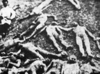 Die Leichen getöteter Armenier in einem Massengrab.
