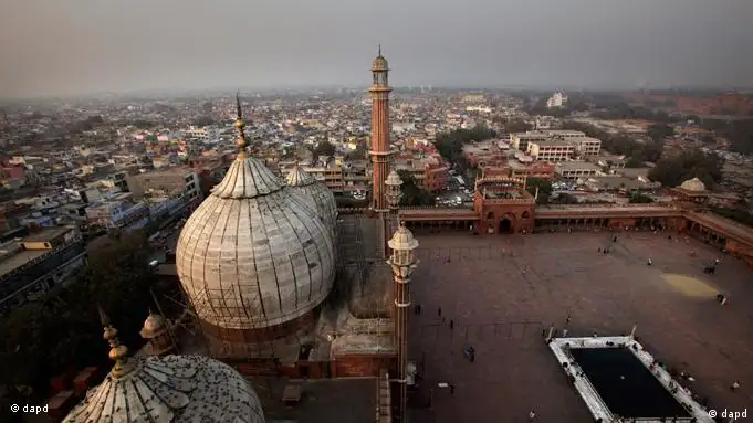 In this Thursday, Dec. 8, 2011 photo, a bird's eye view of Red Fort and Jama Mosque are seen from one of the minaret of the Mosque in New Delhi, India. It was a century ago in 1911, in a tent city of 25,000 people built on the plains of north India, that King George V who came to India to be crowned Emperor stood before princes and maharajahs, soldiers and bureaucrats, and made a surprise announcement that Delhi would be the new capital of India. But in a country where just about any anniversary is cause for an official celebration this obvious one is slipping past nearly unnoticed. There are no parades or festivities to mark the Dec. 12, 1911 announcement. (Foto:Manish Swarup/AP/dapd)