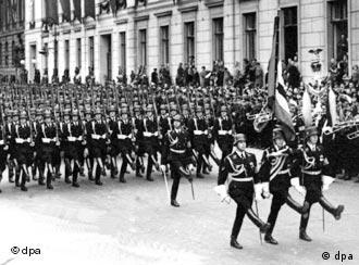 Miembros de las SS marchan en el 50 cumpleaños de Adolf Hitler.
