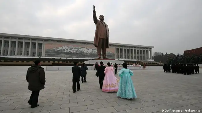 Flash-Galerie Nordkorea Die Statue von Kim Jong-il auf dem Mansude-Hügel in Pjönjang